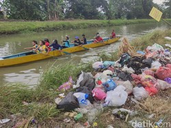 Kata DLHK Sidoarjo Soal Tumpukan Sampah di Bantaran Sungai Sidokepung