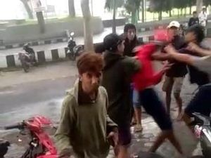Viral Pemuda di Banyuwangi Bawa Benda Mirip Pistol Dikeroyok