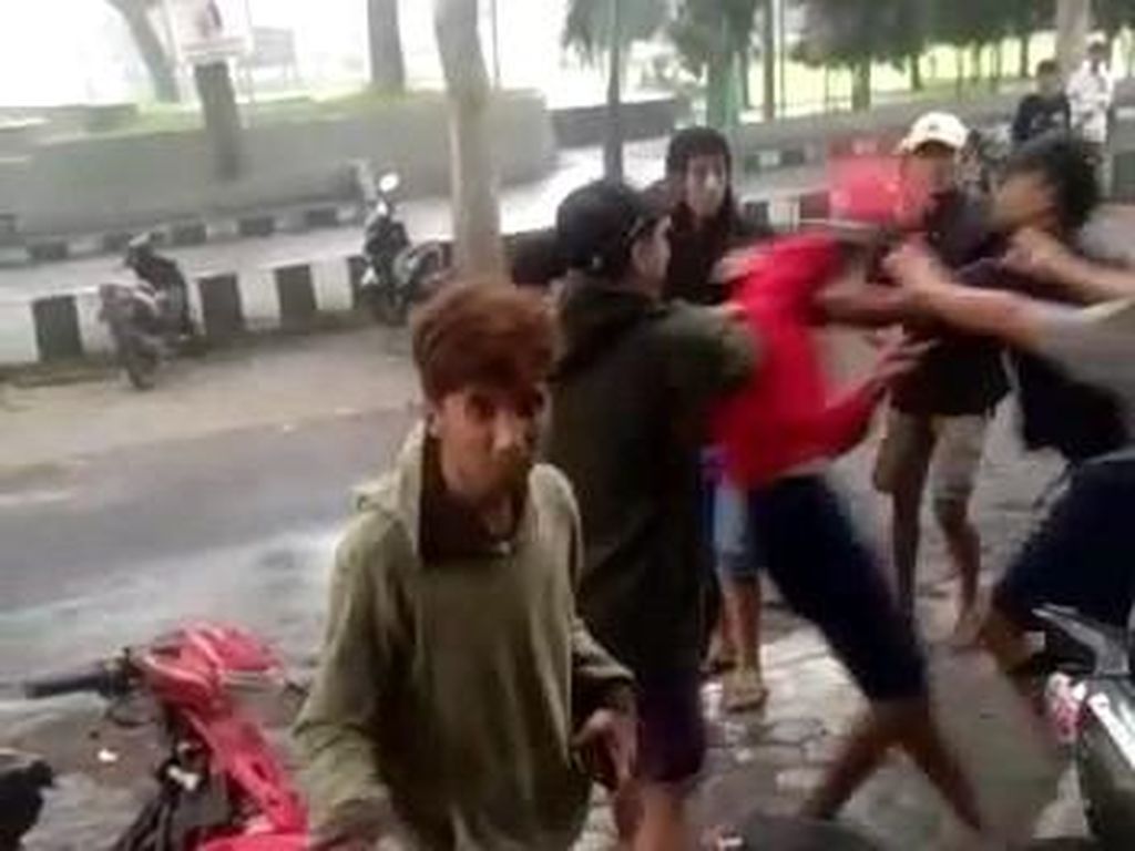 Viral Pemuda di Banyuwangi Bawa Benda Mirip Pistol Dikeroyok Viral Pemuda di Banyuwangi Bawa Benda Mirip Pistol Dikeroyok
