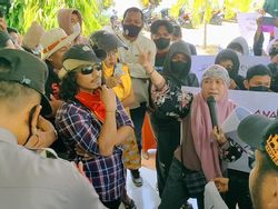 Beredar Edaran Ortu Tanggung Risiko Usai Anak Divaksin, Warga di Bone Protes