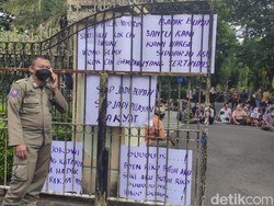 Warga Korban Lumpur Sidoarjo Geruduk Kantor Bupati Tuntut Sertifikat Tanah