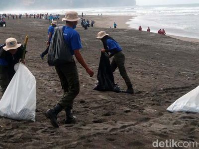 Aksi Bersih-bersih Pantai Bantul di Bulan Cinta Laut