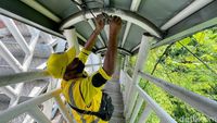 Aksi Pasukan Kuning Ganti Lampu Penerangan di JPO Daan Mogot