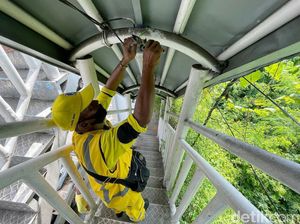 Aksi Pasukan Kuning Ganti Lampu Penerangan di JPO Daan Mogot