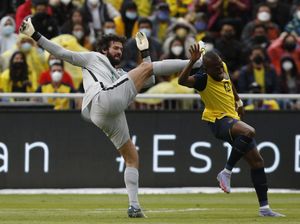 Drama VAR 2 Kali Selamatkan Alisson dari Kartu Merah