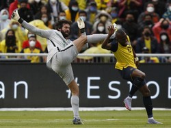 Drama VAR 2 Kali Selamatkan Alisson dari Kartu Merah