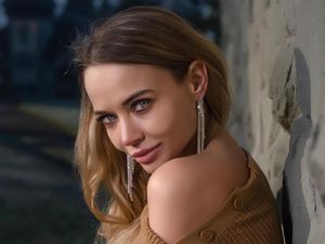 Kisah Model Berpose Nyaris Bugil Demi Selamatkan Tim Bola Kesayangan