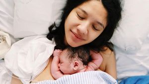 8 Momen Indah Artis Indonesia Skin to Skin dengan Buah Hati Tersayang