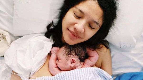 8 Momen Indah Artis Indonesia Skin to Skin dengan Buah Hati Tersayang