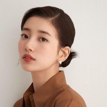 Bae Suzy tentunya masuk dalam daftar idol yang sukses di dunia seni peran. Setelah Dream High, Suzy membintangi banyak drama populer. Dari Vagabond, While We Were Sleeping, hingga Start-Up, semuanya melejit dan difavoritkan. Foto : instagram.com/skuukzky