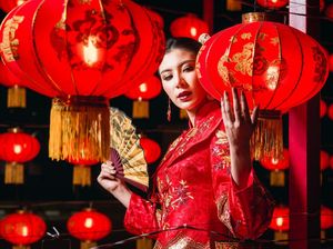 Mengenal Baju Cheongsam dan Changshan yang Identik dengan Tradisi Imlek Mengenal Baju Cheongsam dan Changshan yang Identik dengan Tradisi Imlek