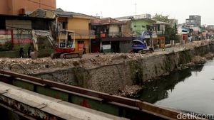 Bangunan Liar di Bantaran Sungai Cikapundung Bandung Ditertibkan