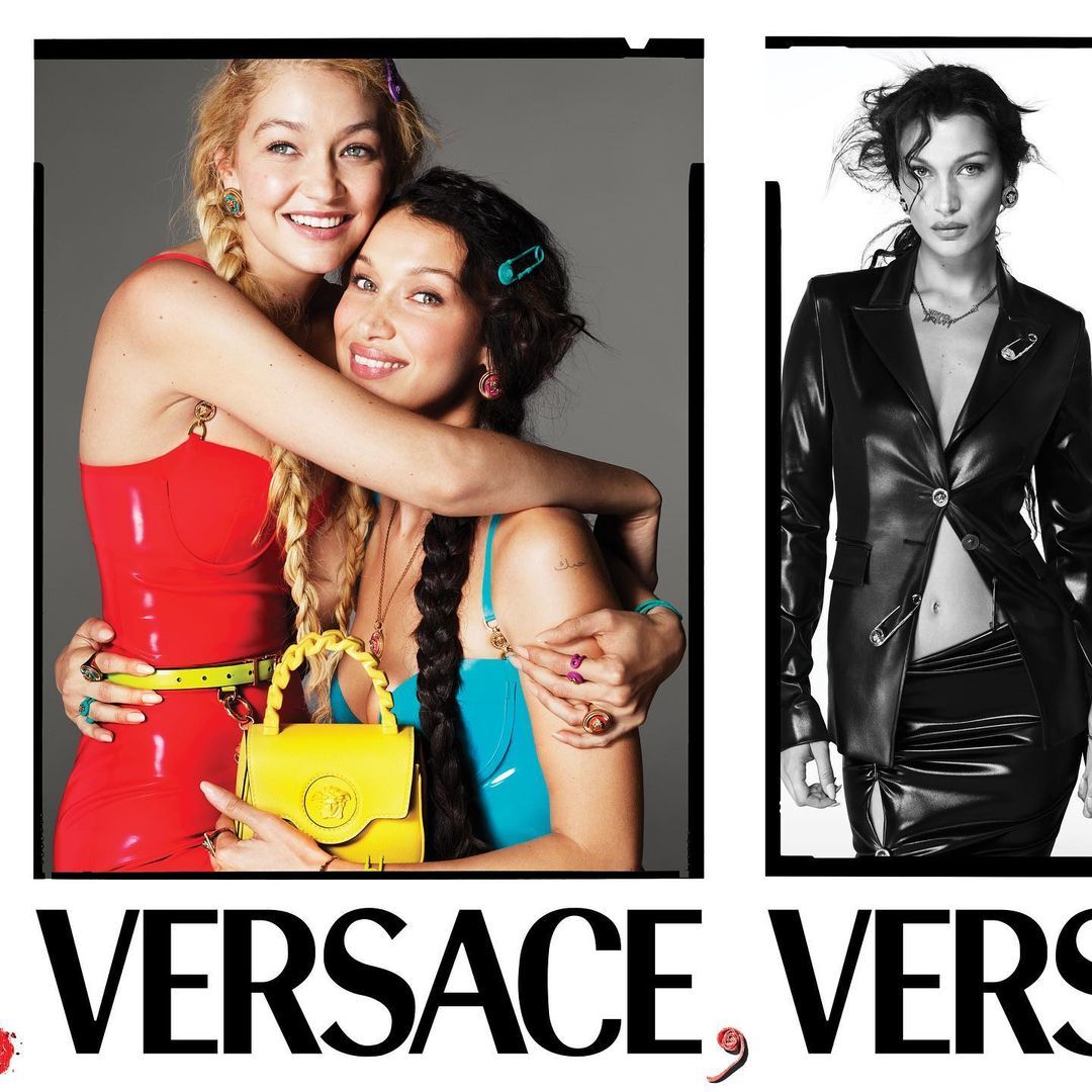 Bella Hadid Gigi Hadid di Versace ad campaign spring 2022
