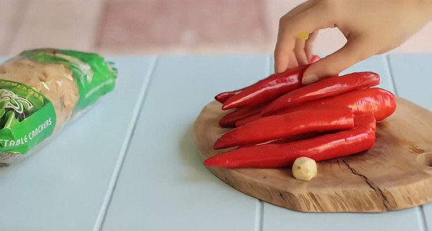 Cabai dan Kerupuk yang Menjadi Bahan Seblak Jeletot/Foto: YouTube.com/Elaine Hanafi Cabai dan Kerupuk yang Menjadi Bahan Seblak Jeletot