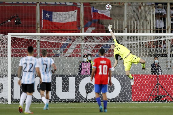 CALAMA, CHILE - JANUARY 27: Emiliano Martinez of Argentina jumps to save the ball during a match between Chile and Argentina as part of FIFA World Cup Qatar 2022 Qualifiers at Zorros del Desierto Stadium on January 27, 2022 in Calama, Chile. (Photo by Javier Torres-Pool/Getty Images)