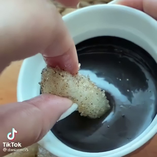 Churros Berbahan Dasar Rice Paper ala Daniar MCI 5/Foto: TikTok.com/daniarmci5 Churros Berbahan Dasar Rice Paper ala Daniar MCI 5