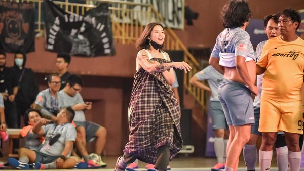 Danila Sarungan Ikut Para Musisi Tanding Futsal