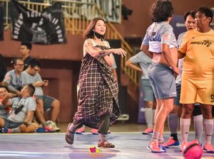 Danila Sarungan Ikut Para Musisi Tanding Futsal