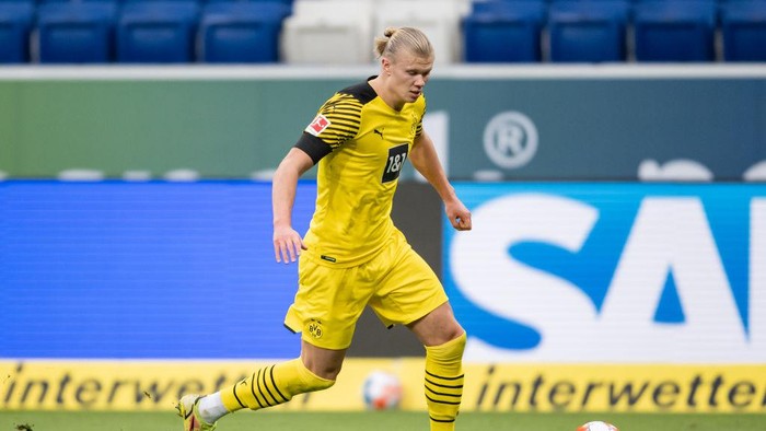 SINSHEIM, GERMANY - JANUARY 22: Erling Haaland of Borussia Dortmund in action during the Bundesliga match between TSG Hoffenheim and Borussia Dortmund at PreZero-Arena on January 22, 2022 in Sinsheim, Germany. (Photo by Alexander Scheuber/Getty Images)