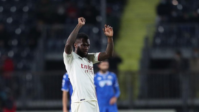 EMPOLI, ITALY - DECEMBER 22: Franck Yannick Kessie of AC Milan celebrates after scoring a goal during the Serie A match between Empoli FC and AC Milan at Stadio Carlo Castellani on December 22, 2021 in Empoli, Italy.  (Photo by Gabriele Maltinti/Getty Images)