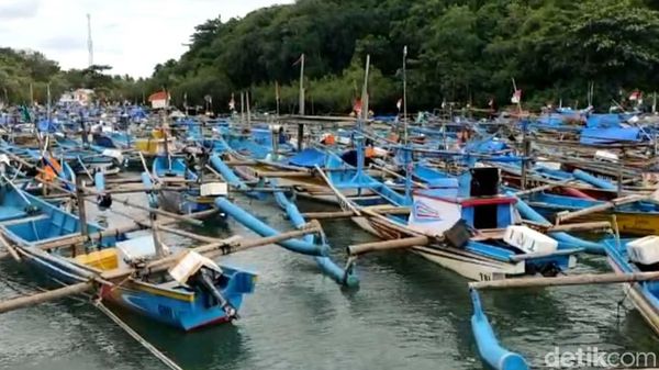 Gegara Angin Kencang, Kapal Nelayan Menumpuk di Pantai Sentolo, Garut