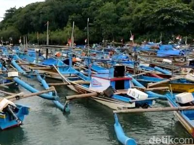 Gegara Angin Kencang, Kapal Nelayan Menumpuk di Pantai Sentolo, Garut