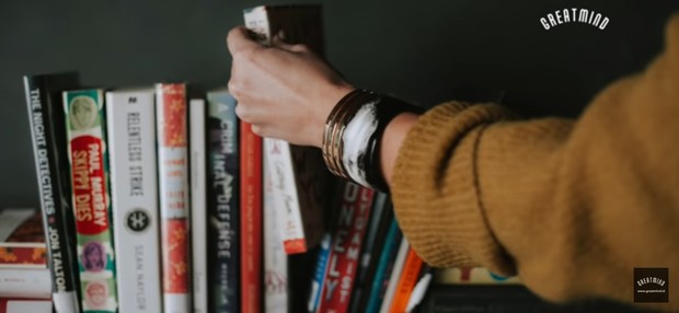 Ilustrasi melakukan aktivitas yang disukai seperti membaca buku/Foto: Youtube/Greatmind Ilustrasi melakukan aktivitas yang disukai seperti membaca buku/Foto: Youtube/Greatmind