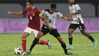 Evan Dimas (kanan) berebut bola dengan pemain Timnas Timor Leste Joao Panji. Performa babak pertama Indonesia memang sangat mengecewakan dan Dedik salah satu yang disorot warganet.