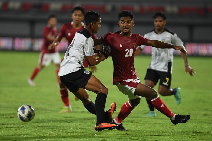 INDONESIA KALAHKAN TIMOR LESTE Pemain Timnas Indonesia Ronaldo (kiri) dihadang oleh pemain Timnas Timor Leste Orcelio Nobelito dalam pertandingan sepak bola Leg 1 FIFA Matchday di Stadion I Wayan Dipta, Gianyar, Bali, Kamis (27/1/2022). Indonesia menang atas Timor Leste dengan skor 4-1. ANTARA FOTO/Nyoman Budhiana/hp.