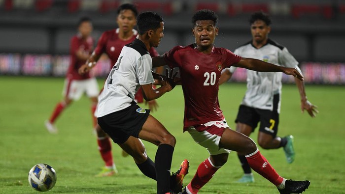 INDONESIA KALAHKAN TIMOR LESTE Pemain Timnas Indonesia Ronaldo (kiri) dihadang oleh pemain Timnas Timor Leste Orcelio Nobelito dalam pertandingan sepak bola Leg 1 FIFA Matchday di Stadion I Wayan Dipta, Gianyar, Bali, Kamis (27/1/2022). Indonesia menang atas Timor Leste dengan skor 4-1. ANTARA FOTO/Nyoman Budhiana/hp.