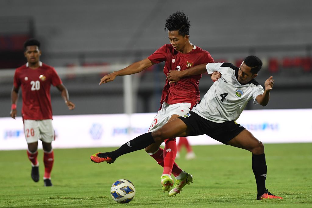 INDONESIA KALAHKAN TIMOR LESTE Pemain Timnas Indonesia Ronaldo (kiri) dihadang oleh pemain Timnas Timor Leste Orcelio Nobelito dalam pertandingan sepak bola Leg 1 FIFA Matchday di Stadion I Wayan Dipta, Gianyar, Bali, Kamis (27/1/2022). Indonesia menang atas Timor Leste dengan skor 4-1. ANTARA FOTO/Nyoman Budhiana/hp.