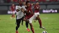 Dedik selaku ujung tombak gagal mencetak gol, yang di antaranya karena bola tembakannya membentur tiang dan keterlambatannya menyambar bola di mulut gawang dari umpan Ricky Kambuaya.