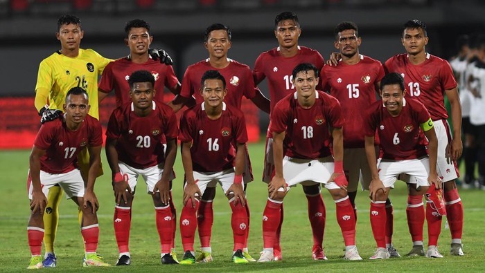 Pemain Timnas Indonesia Ronaldo (kiri) dihadang oleh pemain Timnas Timor Leste Orcelio Nobelito dalam pertandingan sepak bola Leg 1 FIFA Matchday di Stadion I Wayan Dipta, Gianyar, Bali, Kamis (27/1/2022). Indonesia menang atas Timor Leste dengan skor 4-1. ANTARA FOTO/Nyoman Budhiana/hp.