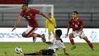 Ricky Kambuaya (kiri) dihadang oleh pemain Timnas Timor Leste Jhon Frith (bawah) dalam pertandingan sepak bola Leg 1 FIFA Matchday di Stadion I Wayan Dipta, Gianyar Bali, Kamis (27/1/2022).