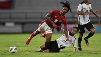 Indonesia menghadapi Timor Leste dalam laga uji coba di Stadion Kapten I Wayan Dipta, Kamis (27/1/2022) malam WITA. Skuad Garuda tertinggal 0-1 di babak pertama lewat gol Paulo Gali Freitas.