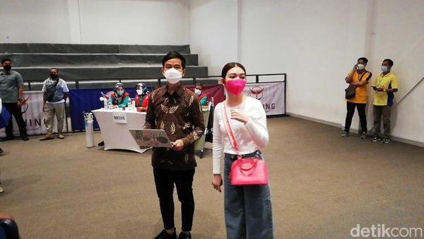 7 Gaya Selvie Ananda Nonton Jan Ethes Lomba Taekwondo, Tas LV Bikin Salfok