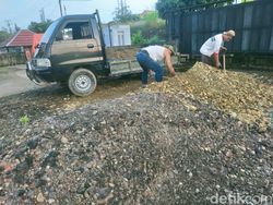 Tak Tersentuh Pemerintah, Warga Swadaya Perbaiki Jalan di Banyuasin