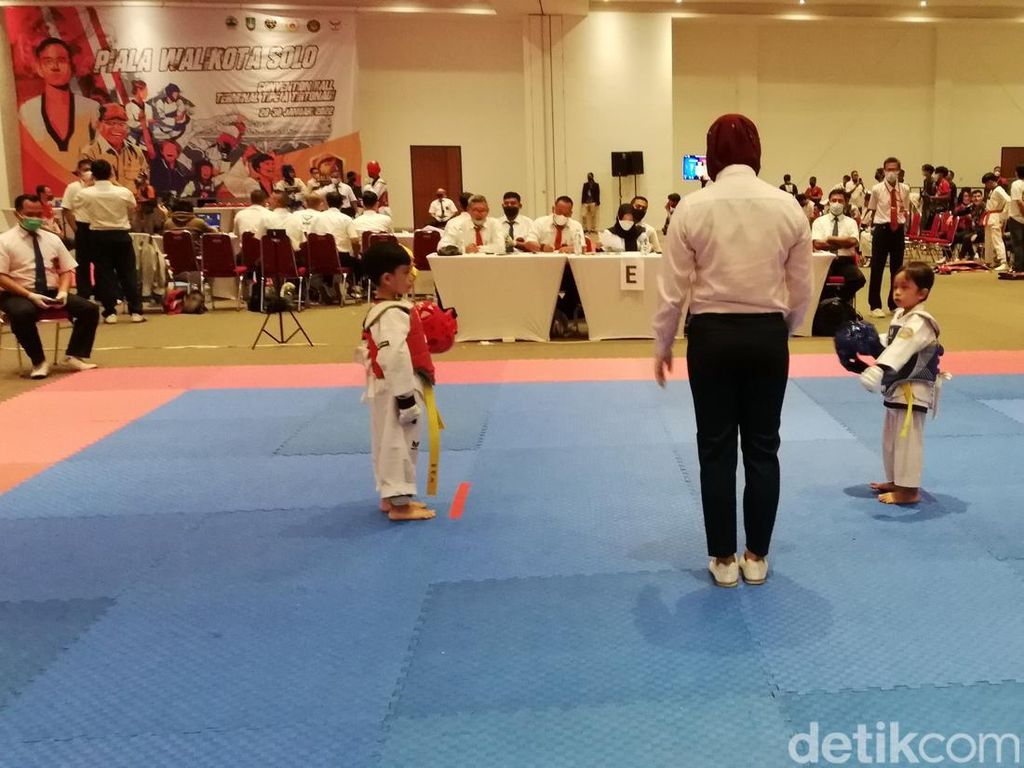 Momen Jan Ethes Sabet Medali Emas Kejuaraan Taekwondo