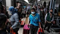 Jelang Libur Imlek, Stasiun Pasar Senen Ramai Banget