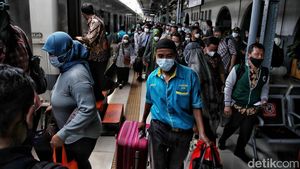 Jelang Libur Imlek, Stasiun Pasar Senen Ramai Banget