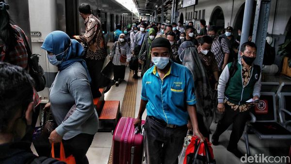 Jelang Libur Imlek, Stasiun Pasar Senen Ramai Banget