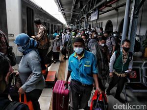 Jelang Libur Imlek, Stasiun Pasar Senen Ramai Banget Jelang Libur Imlek, Stasiun Pasar Senen Ramai Banget