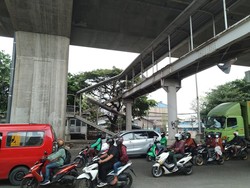JPO Rusak Tanpa Pagar di Cakung Ini Bikin Warga Waswas