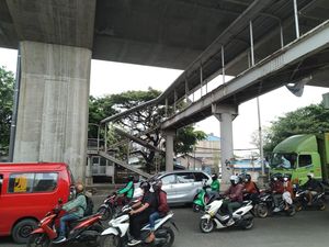 JPO Rusak Tanpa Pagar di Cakung Ini Bikin Warga Waswas JPO Rusak Tanpa Pagar di Cakung Ini Bikin Warga Waswas