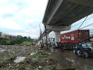 Pemprov DKI Diminta Rapikan Kabel Semrawut-Tiang Miring di Jl Raya Bekasi