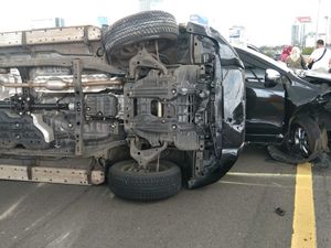 Mobil Terguling di Km 15 Tol Jelambar, Lalin Arah Tomang Macet