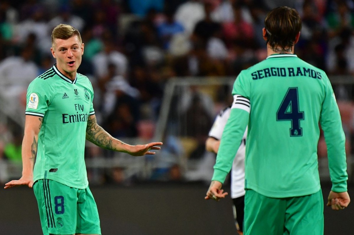 Gelandang Real Madrid Toni Kroos merasa akan aneh berduel dengan mantan rekannya Sergio Ramos yang kini memperkuat PSG. (Foto: AFP/GIUSEPPE CACACE)