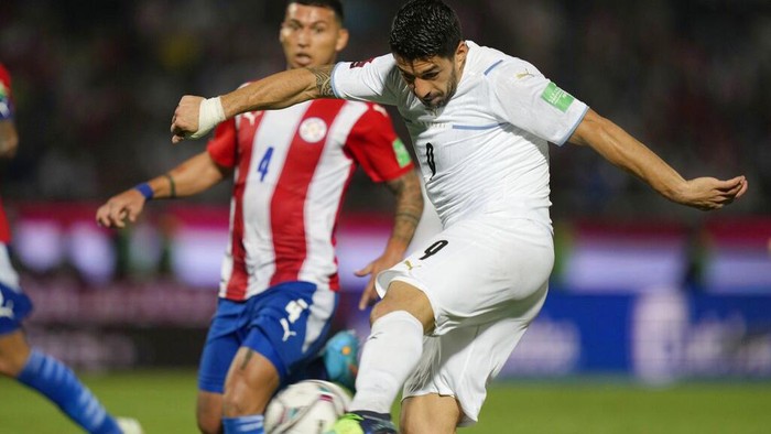 Luis Suarez Bawa Uruguay Menang Atas Paraguay Uruguay's players celebrate at the end of the game against Paraguay during a qualifying soccer match for the FIFA World Cup Qatar 2022 at General Pablo Rojas stadium in Asuncion, Paraguay, Thursday, Jan. 27, 2022. Uruguay won 1-0.(AP Photo/Jorge Saenz)