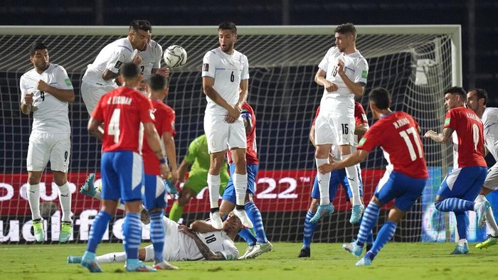 Luis Suarez Bawa Uruguay Menang Atas Paraguay Uruguay's players celebrate at the end of the game against Paraguay during a qualifying soccer match for the FIFA World Cup Qatar 2022 at General Pablo Rojas stadium in Asuncion, Paraguay, Thursday, Jan. 27, 2022. Uruguay won 1-0.(AP Photo/Jorge Saenz)