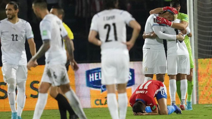 Uruguay's players celebrate at the end of the game against Paraguay during a qualifying soccer match for the FIFA World Cup Qatar 2022 at General Pablo Rojas stadium in Asuncion, Paraguay, Thursday, Jan. 27, 2022. Uruguay won 1-0.(AP Photo/Jorge Saenz)